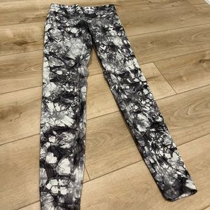 Wunder Under high rise 28 inch marble print legging